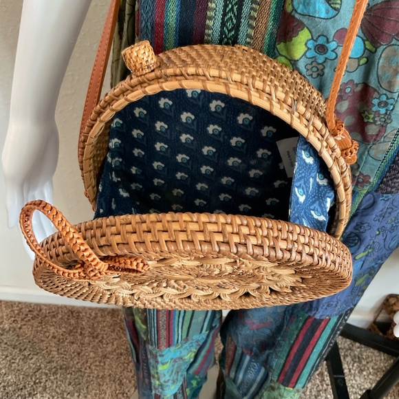 Featured on Good Morning America, 100% Hand Woven Rattan Bag w/Leather, Like New - Picture 11 of 11